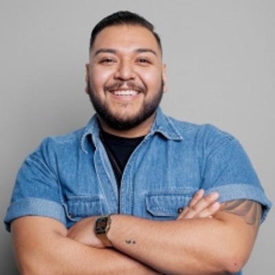 Saúl Hernández in blue shirt